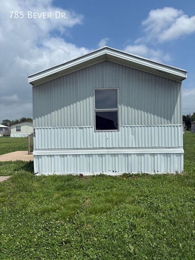 Building Photo - 785 N Bever Dr