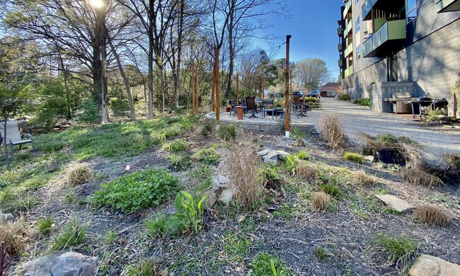 Building Photo - 610 Trent Dr