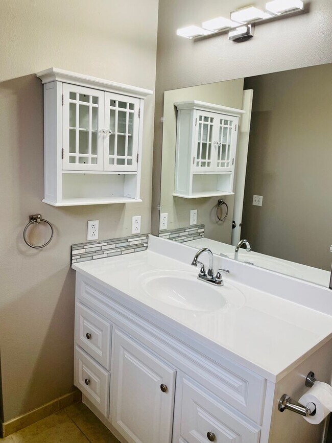 Building Photo - Delightful DuPont 3 Bedroom Townhouse