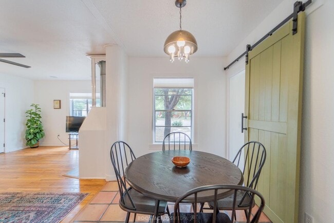 Building Photo - ADORABLE 3 bedroom!