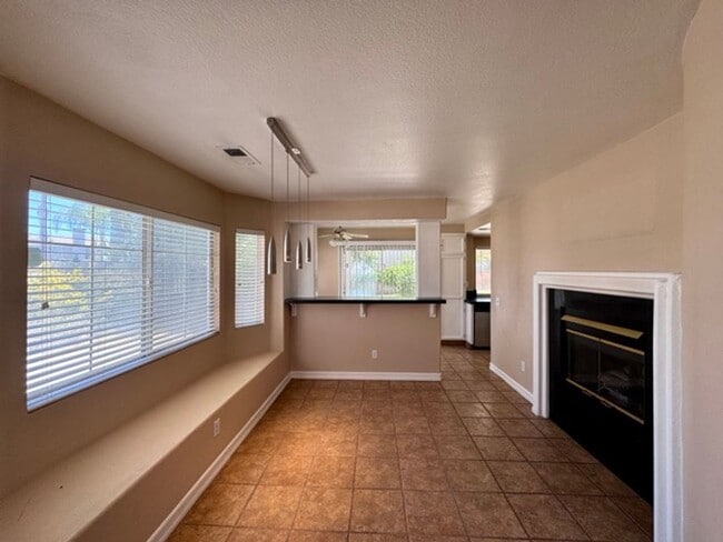 Building Photo - Spacious 4 Bedroom Home with Expansive Bac...