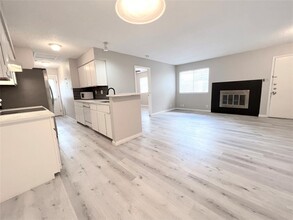 Building Photo - 9900 Hundred Oaks Cir