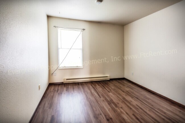 Building Photo - 904-906 Camelot Ct.