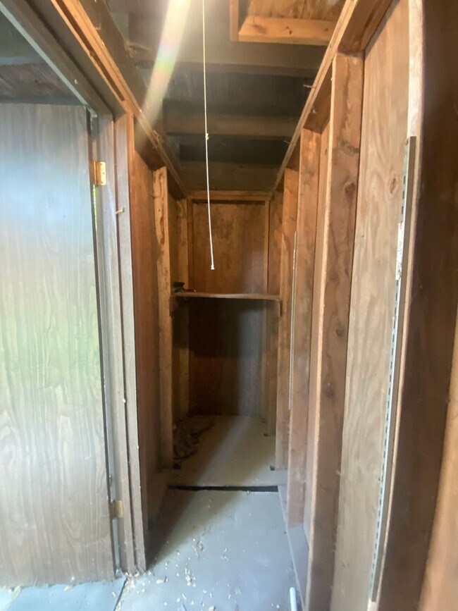 Building Photo - South Hill Triplex-Nestled away in private...