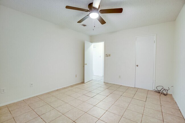 Building Photo - 10310 Little Pebble Dr