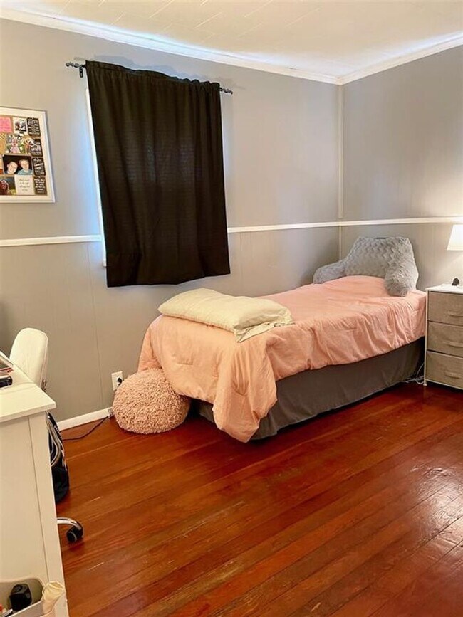 Building Photo - 416 S Eastside Dr