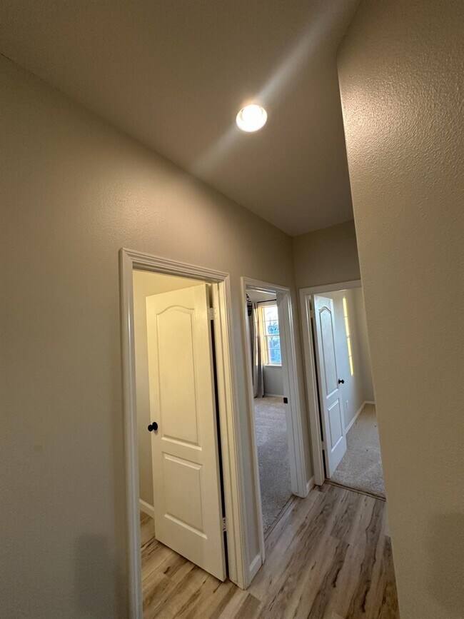 Building Photo - 721 W Fontaine Ln