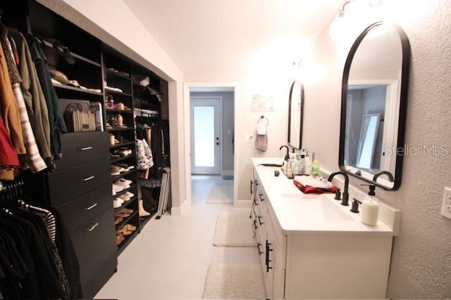 Building Photo - 230 E Esther St