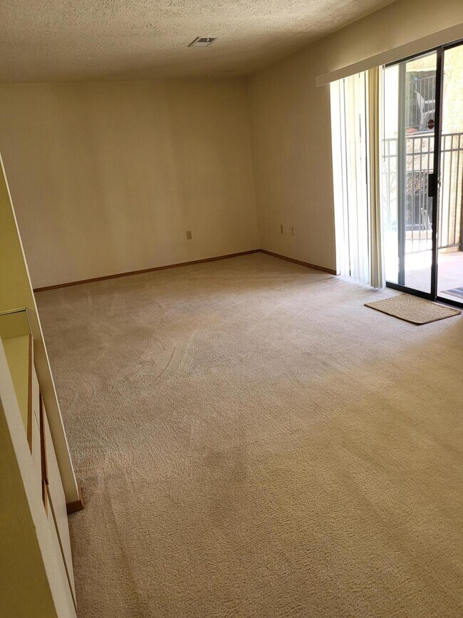 Building Photo - 819 Country Club Dr SE