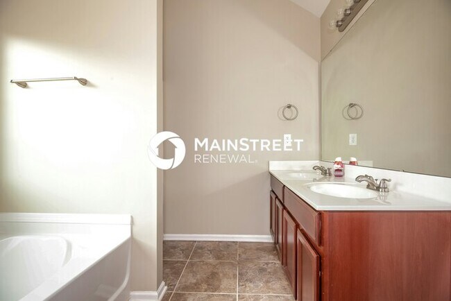 Building Photo - 4 Bedroom Pet-Friendly Home in Charlotte, NC with Main Street Renewal