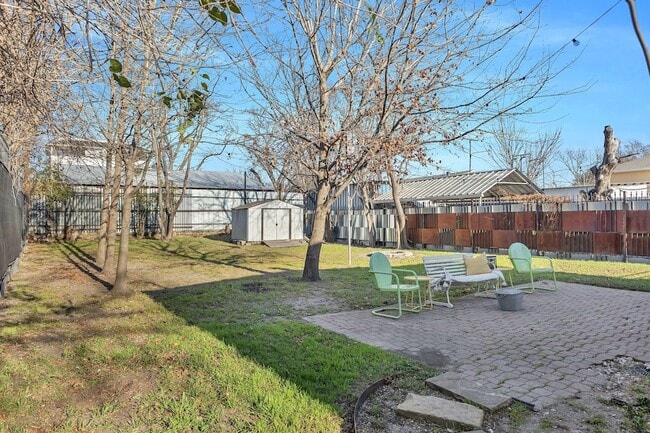 Building Photo - 302 S Saint Mary Ave