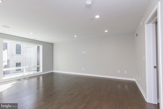 Building Photo - 720 S Sartain St