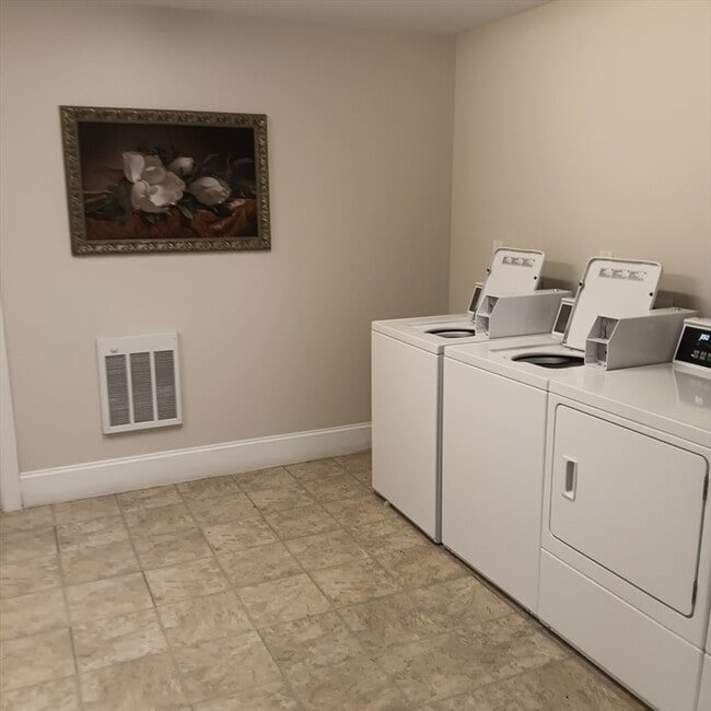 Building Photo - 339 Center St