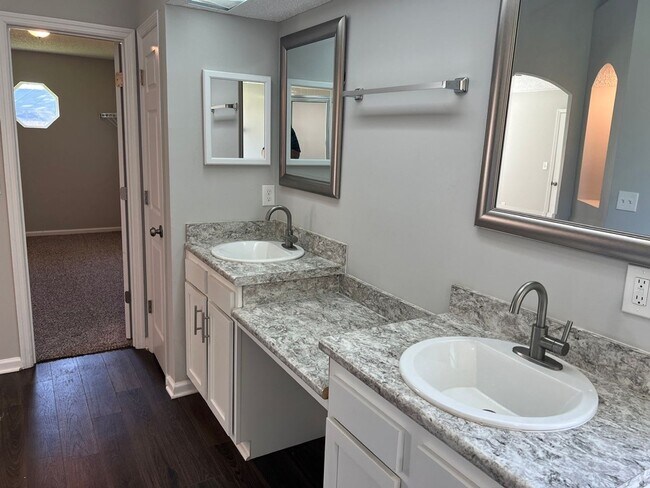 Building Photo - 4BR/2BA Home Walking Distance to Mary Lee ...