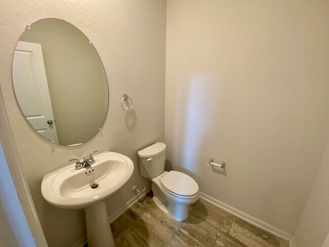 Building Photo - Spacious 4/2.5 beauty ~ Refrigerator/Washe...