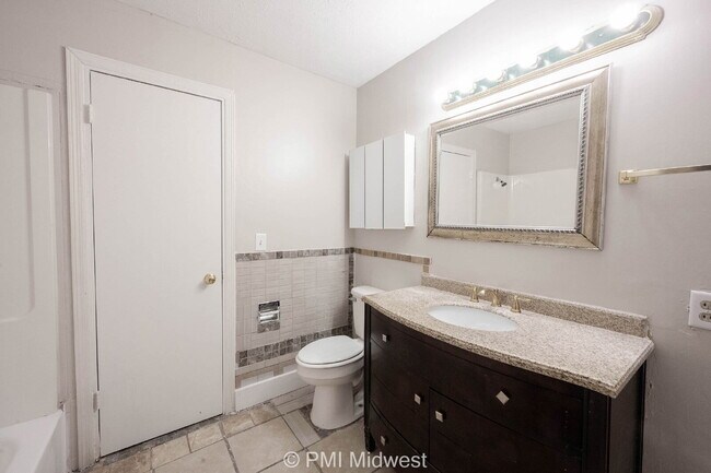 Building Photo - 3926 Malibu Dr