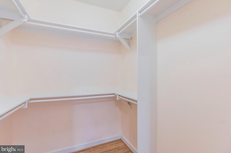 Building Photo - 302 Todd Pl NE