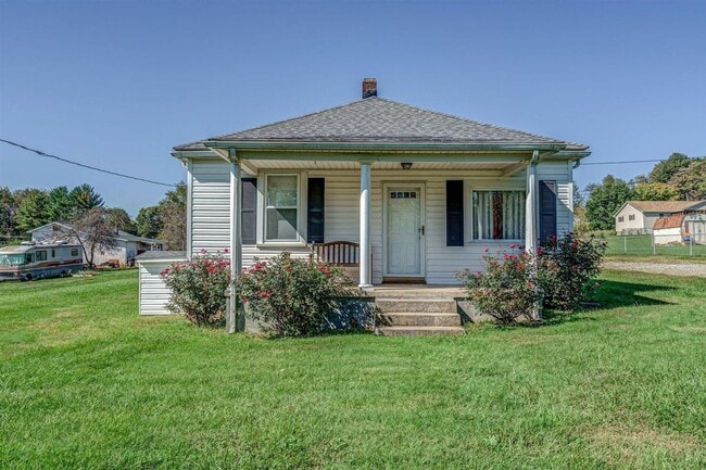 Primary Photo - NE Roanoke Cottage