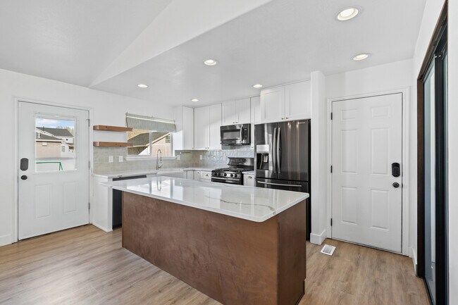 Building Photo - 1572 S Bridle Path Loop