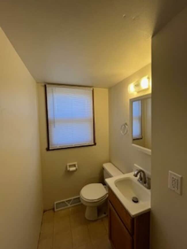 Building Photo - 242