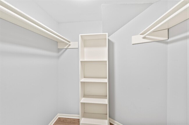 Building Photo - 911 Montview Dr