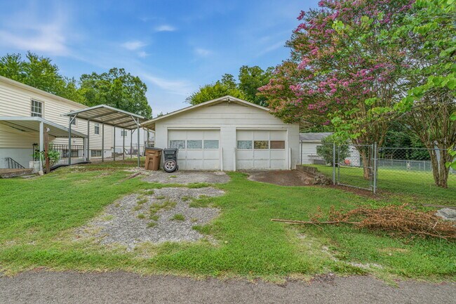 Building Photo - 1315 E Red Bud Rd