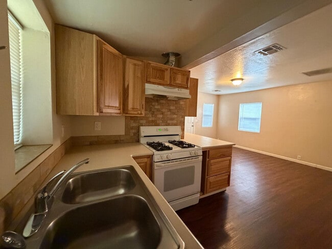 Building Photo - 905 N 2nd St