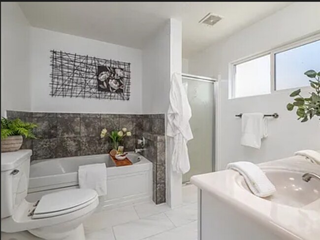 Building Photo - Beautiful, Spacious 3B/2.5Bath Single Family Home