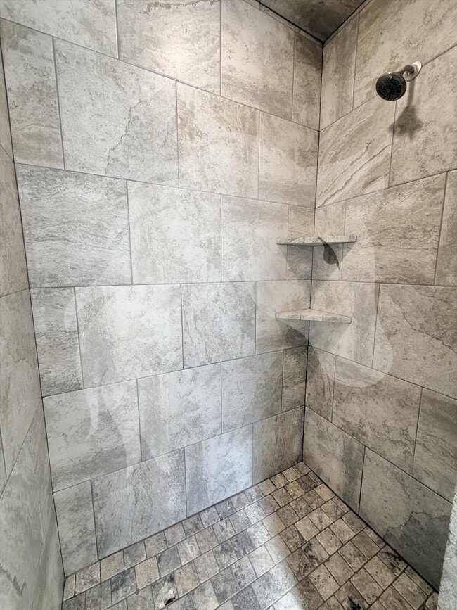 Building Photo - "Stunning 4-Bed Gem with Granite Touch & C...