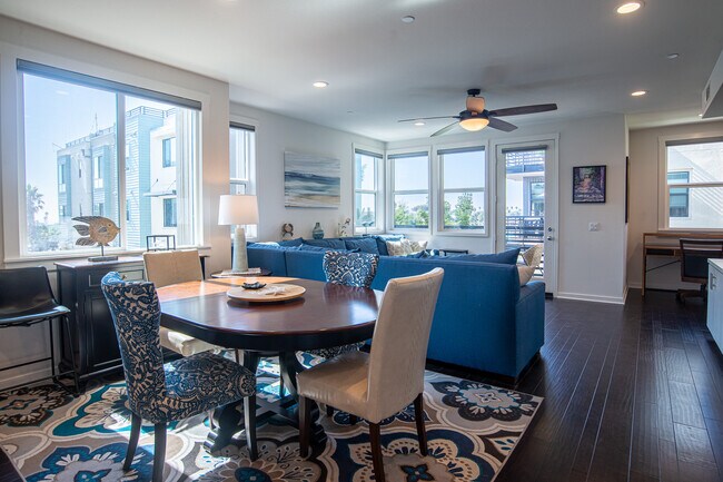 Building Photo - 1562- Vista del Mar Way