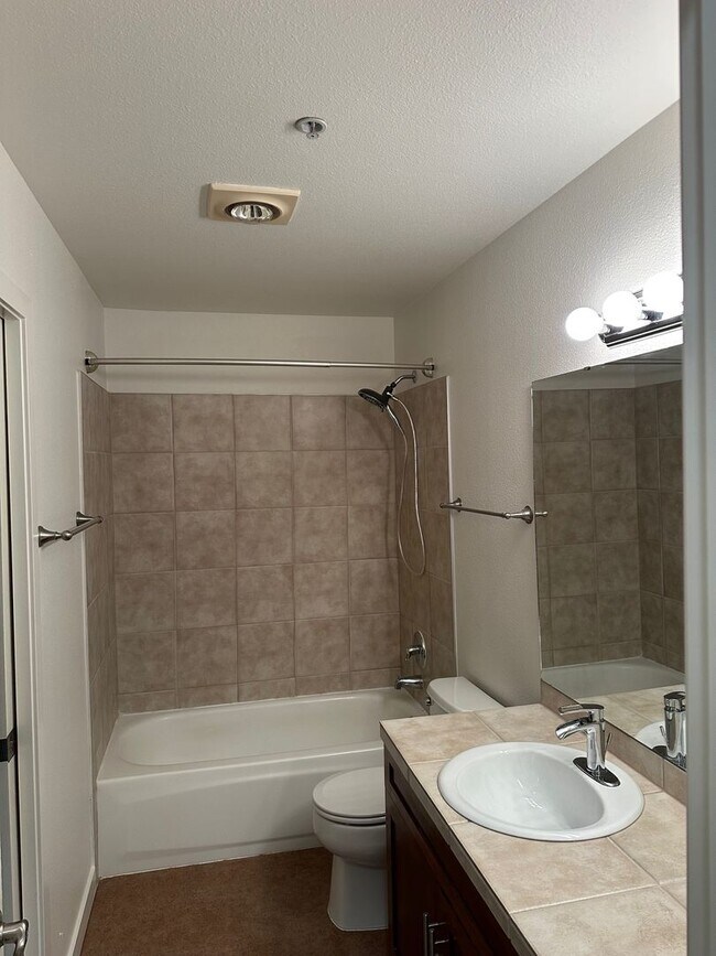 Building Photo - Nice 2 bed / 1 bath Condo in Bothell!