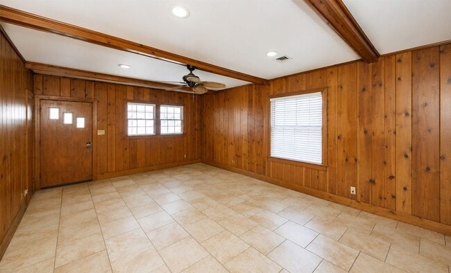 Building Photo - Charming South Highlands Home with Multiple Living Areas