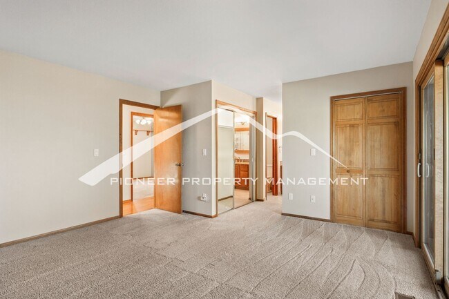 Building Photo - Beautiful 4 bedroom home with Stunning Col...