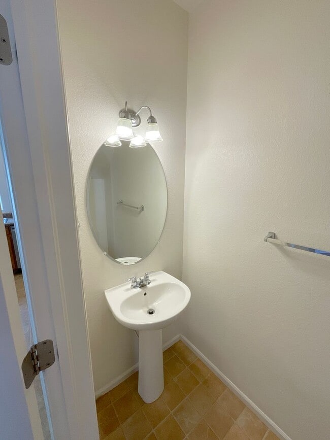 Building Photo - 2 Bedroom Townhome Available Near S Circle...