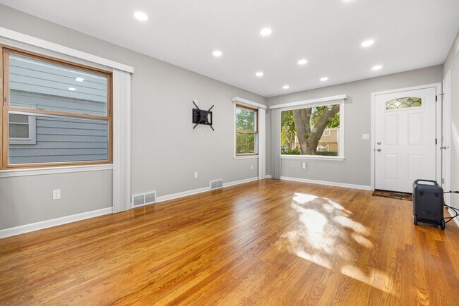 Building Photo - 5348 N Lydell Ave