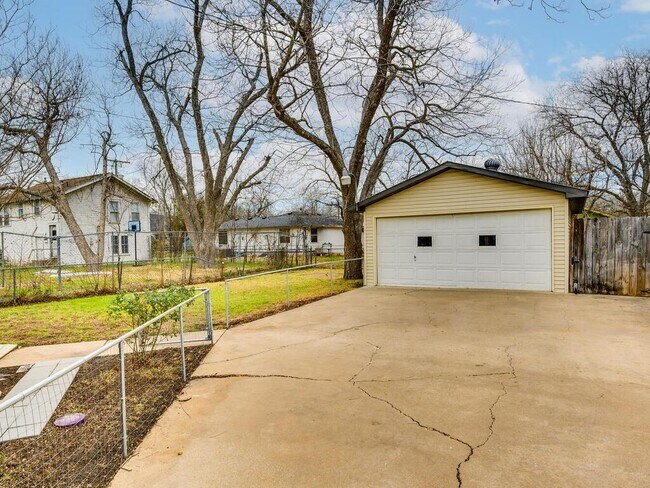 Building Photo - 916 Cecelia St
