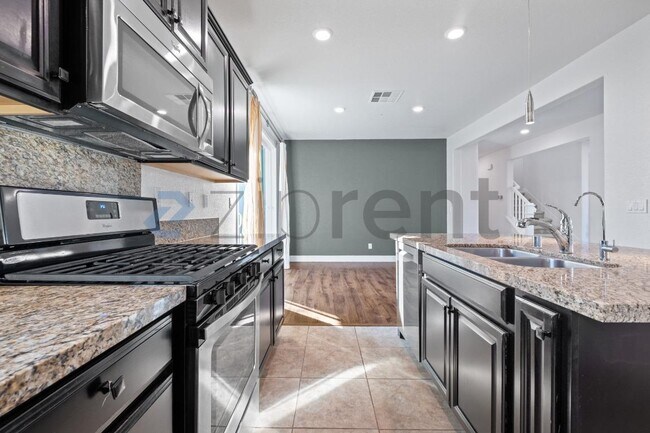 Building Photo - 2060 Salice Wy