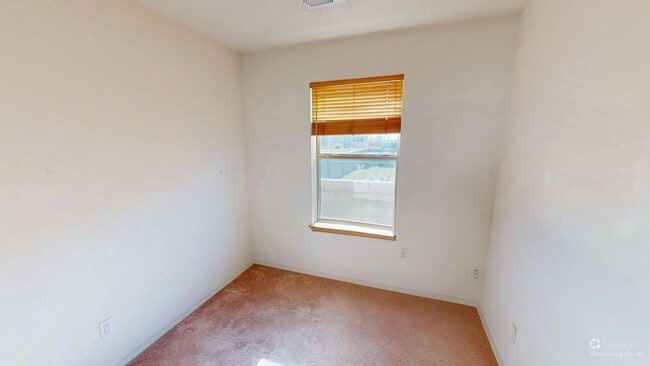 Building Photo - Centrally located 3 bed 3 bath home.