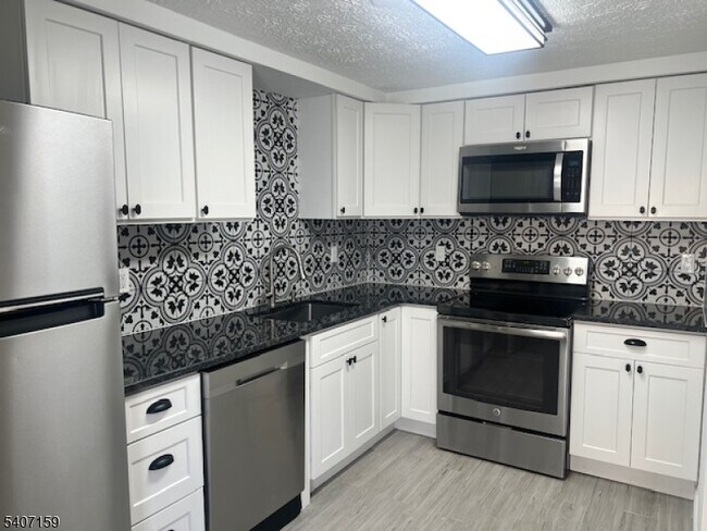 Building Photo - 81 N Day St