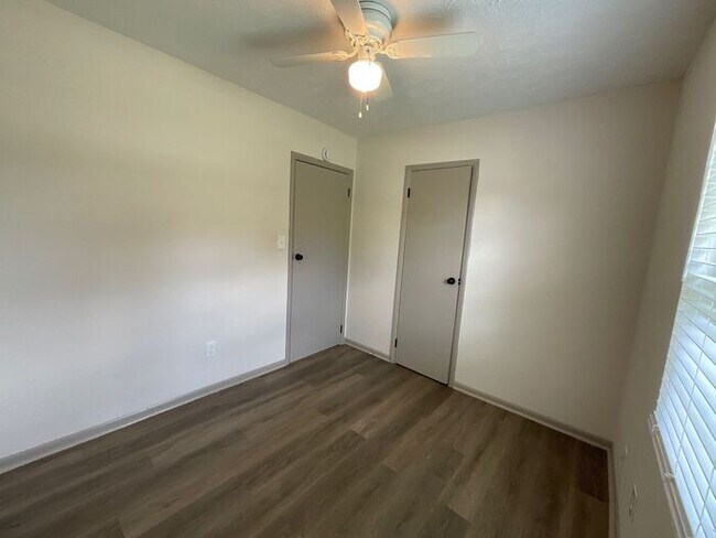 Building Photo - Stylish 3-Bedroom with Expansive Yards in ...