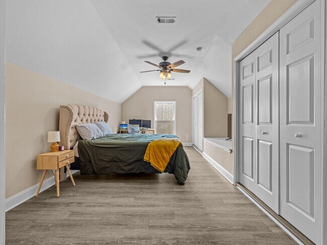 Building Photo - Beauty by the Water!