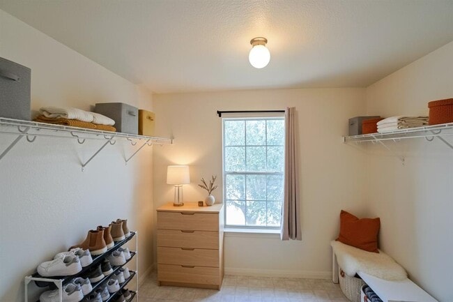 Building Photo - 714 Lavaca Loop