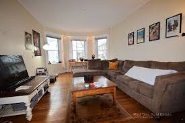 Building Photo - Luxury Apt in Perfect Brookline Location!  Laundry in Unit! Pro Managed