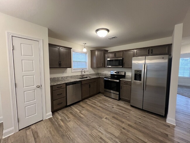 Building Photo - 811 Lillian Grace Dr