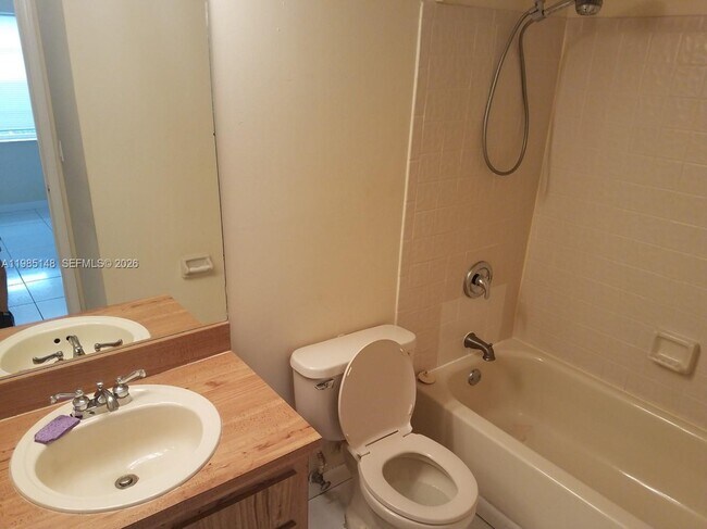 Building Photo - 10040 Twin Lakes Dr