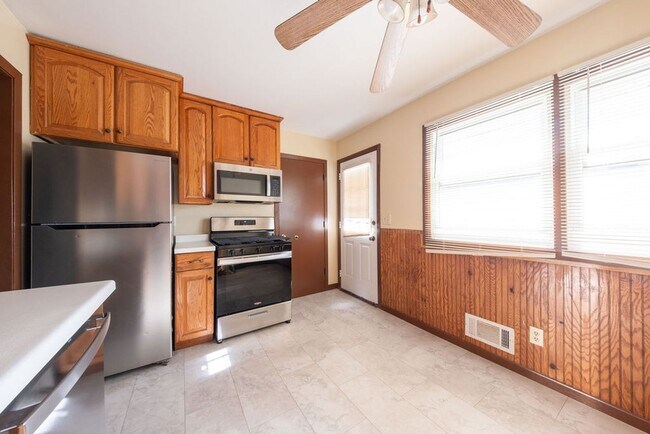 Building Photo - Recently-renovated home perfect for family