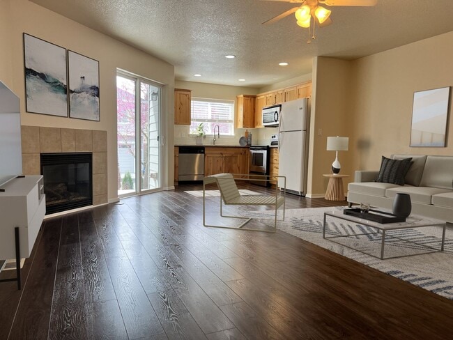 Building Photo - 3/2.5 Townhome with walking trails outside backyard!