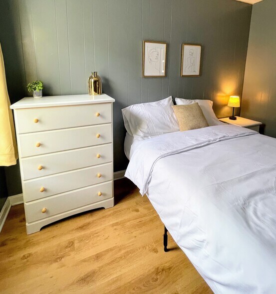 Building Photo - 463 Linden St