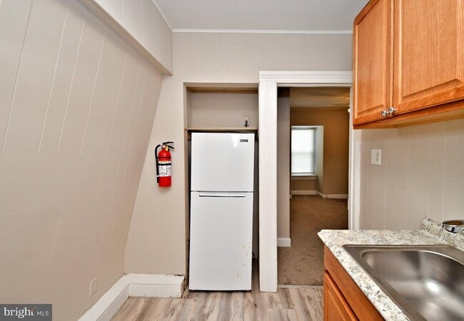 Building Photo - 563 King St