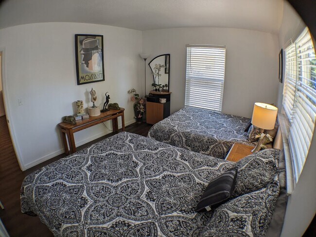 Building Photo - 2 Bed / 1 Bath Cozy Downtown Duplex Apartment